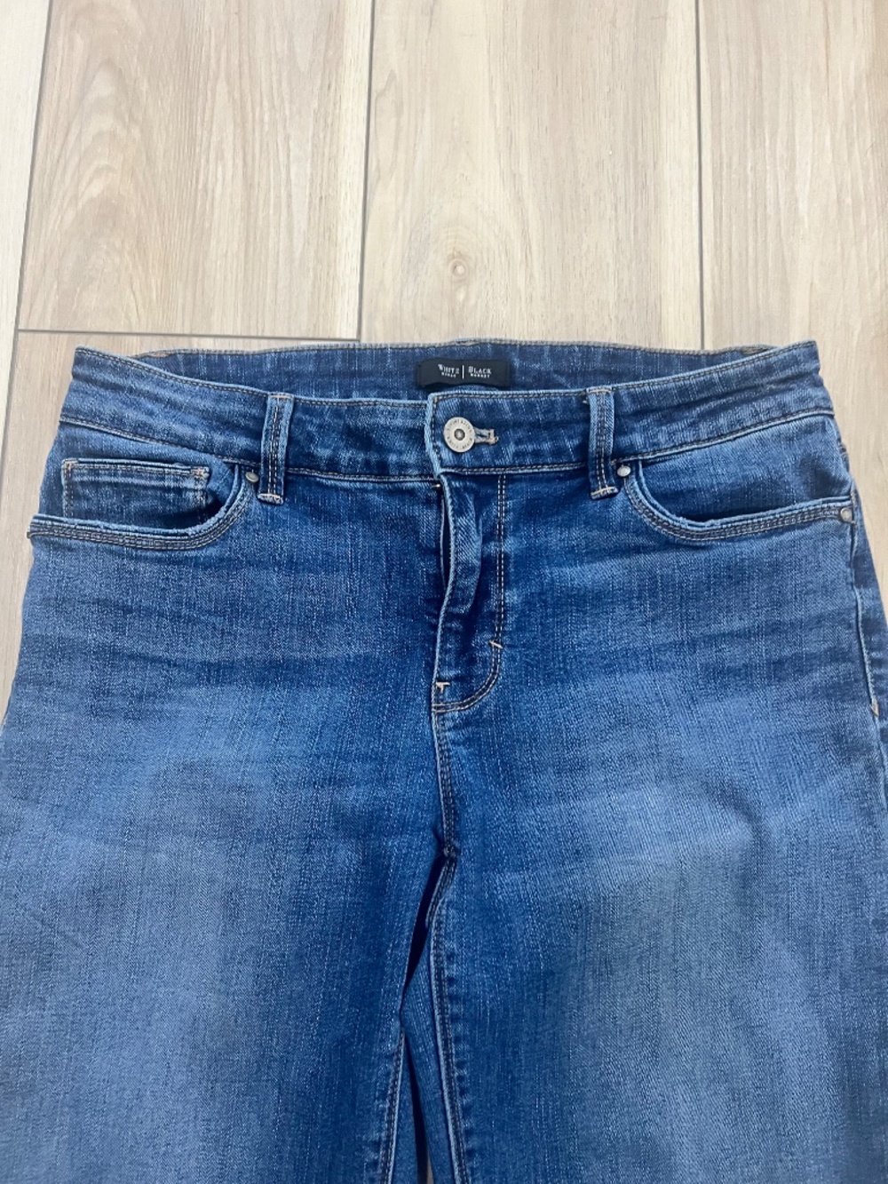 White House Black Market Slim Crop Jeans Size 8 Frayed Hem Medium Wash Denim - Picture 7 of 7